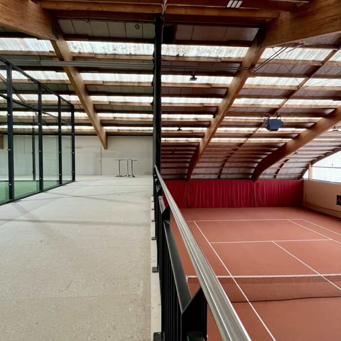 Einbau Padelplatz im Dachstock